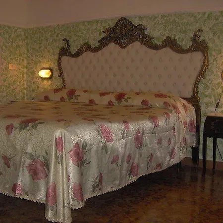 Santa Fara Bed & Breakfast 3*