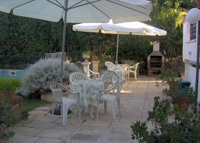 Santa Fara Bed and Breakfast 3*