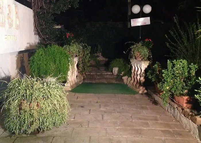 Santa Fara Bed and Breakfast 3*