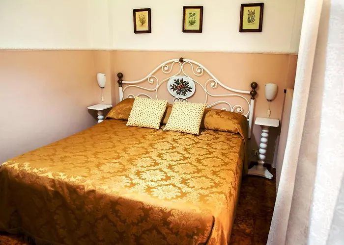 Santa Fara Bed and Breakfast 3*